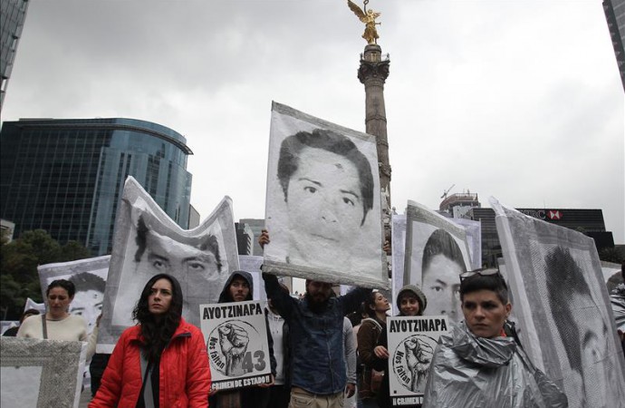 Mexicanos muestran que sigue prendida la llama de indignación por Ayotzinapa