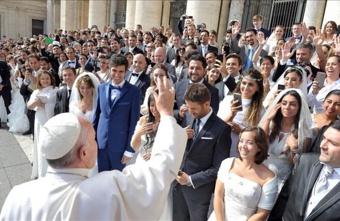 Funcionaria que rechaza matrimonio gay asegura que se vio con el papa