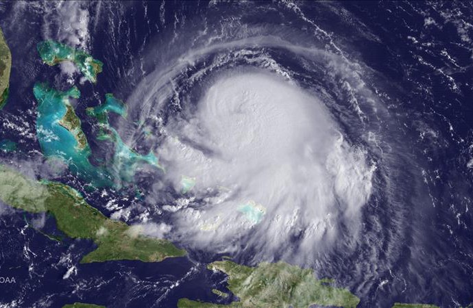 Centro de huracán de categoría 3 Joaquín muy cerca de impactar en las Bahamas