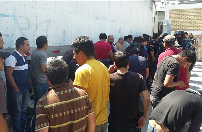 Agentes mexicanos rescatan a 114 extranjeros hacinados en un tráiler