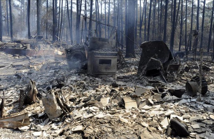 Un incendio quema 4.500 acres y 40 inmuebles en el centro de Texas