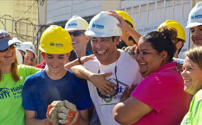 Johnny Lozada ayuda en Puerto Rico a familias de escasos recursos a tener su residencia