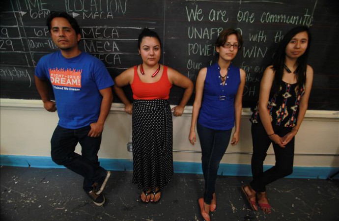 Jóvenes indocumentados asesoran legal y moralmente a los «sin papeles»