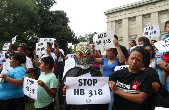 Ciudad de Carolina del Norte rechaza ley que prohíbe la matrícula mexicana