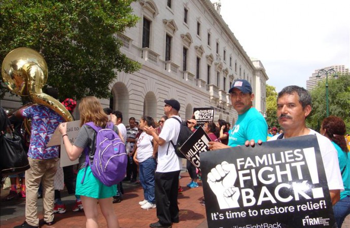 Activistas en solidaridad con inmigrantes en ayuno frente a corte de Luisiana