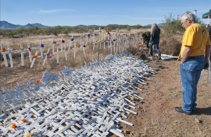 Elaboran cruces blancas para recordar a indocumentados muertos en frontera