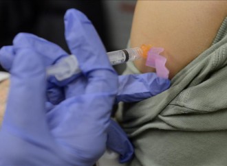Autoridades instan a hispanos a vacunarse contra gripe para evitar problemas