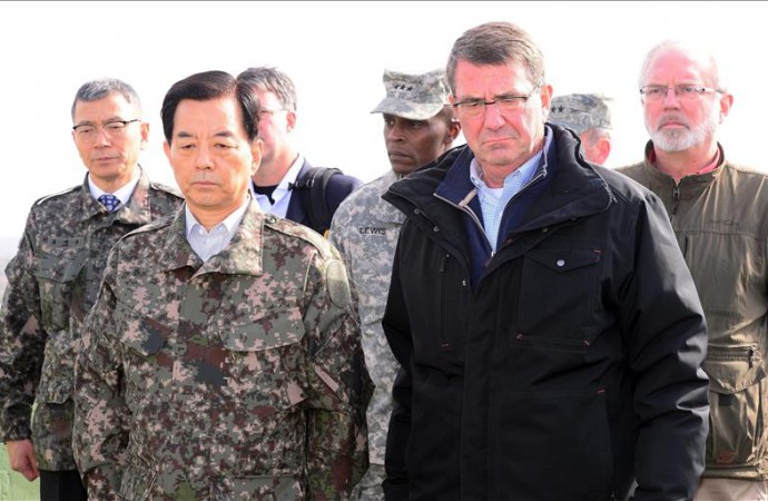 Carter visita un portaaviones en el mar del Sur de China