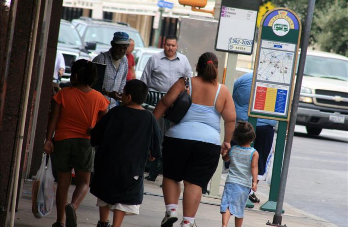Padres hispanos con estrés son doblemente propensos a tener hijos obesos