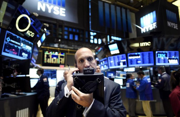 Wall Street opera a la baja a media sesión, anticipando una subida de tasas
