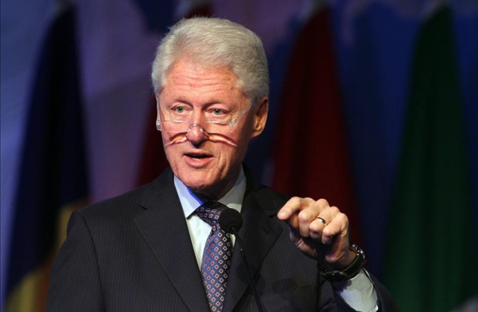 Bill Clinton visita en El Salvador los proyectos que desarrolla su fundación