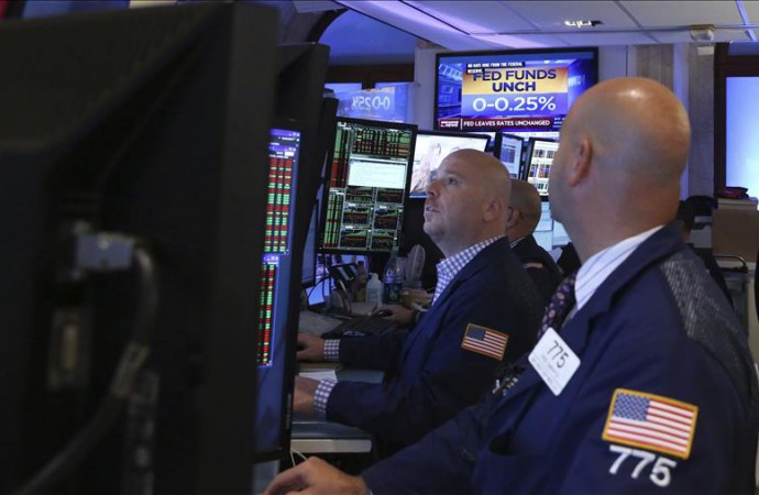 Wall Street baja a media sesión, con un descenso del 1,06 % en el Dow Jones