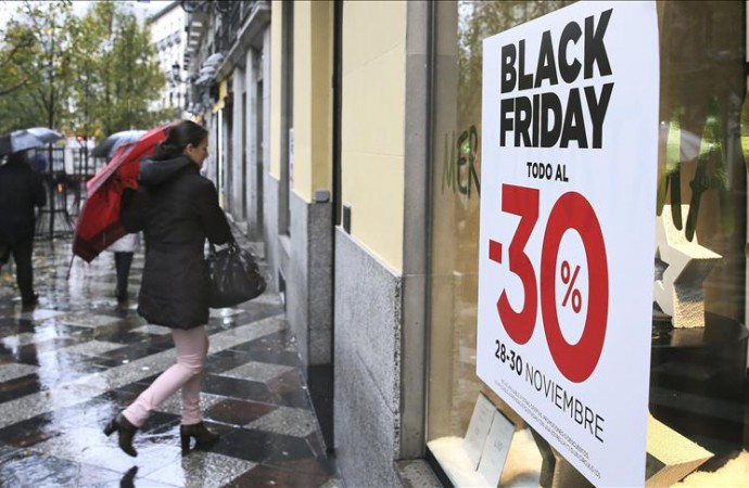 Menos multitudes y más compras por Internet en EE.UU. por el «Viernes Negro»