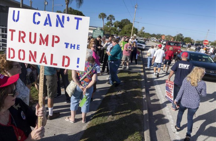 Campaña de Donald Trump llega con elefante a evento en Florida