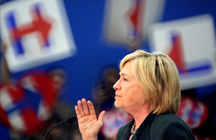 Hillary Clinton insta a buscar soluciones a la crisis fiscal de Puerto Rico