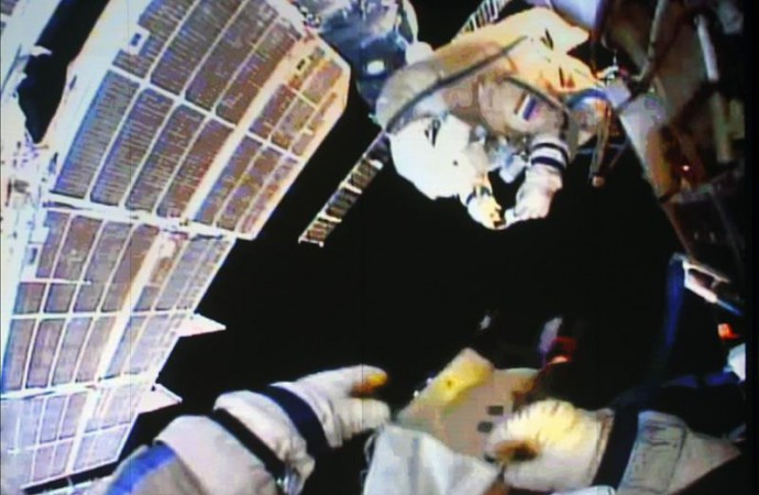 Suspenden una caminata espacial al entrarle agua en el traje a un astronauta