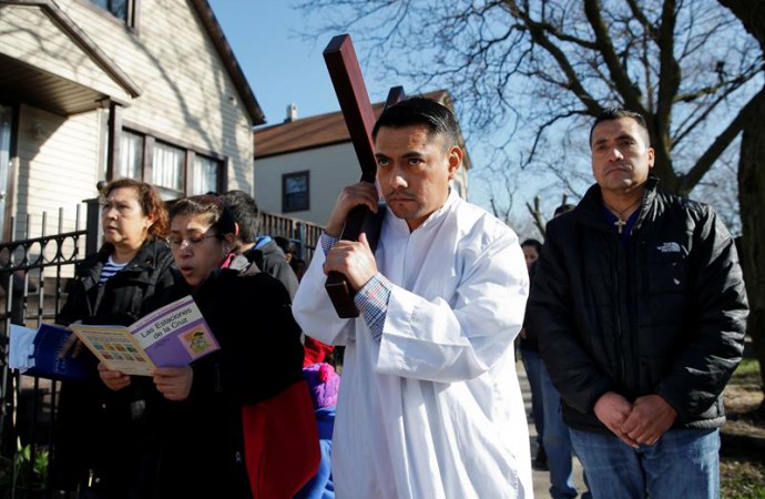 Indocumentados realizan Vía Crucis para exigir trasplantes en Chicago