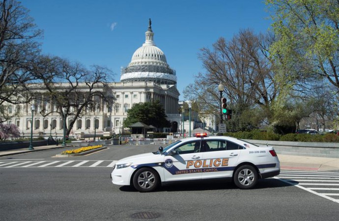 Las autoridades dispararon contra un hombre armado en el Capitolio de EEUU