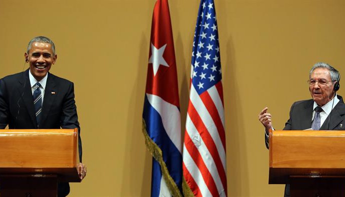 Obama «se resistió» a foto con Castro debido a las diferencias en la relación