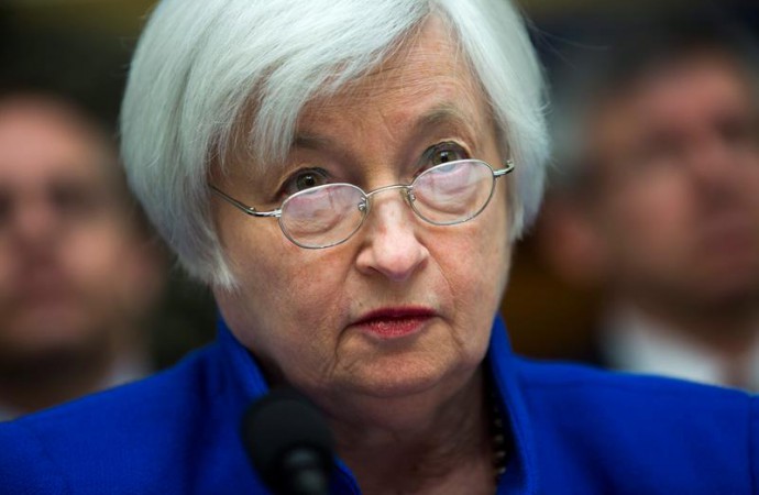 Yellen defiende la «cautela» en el ajuste monetario por los riesgos globales