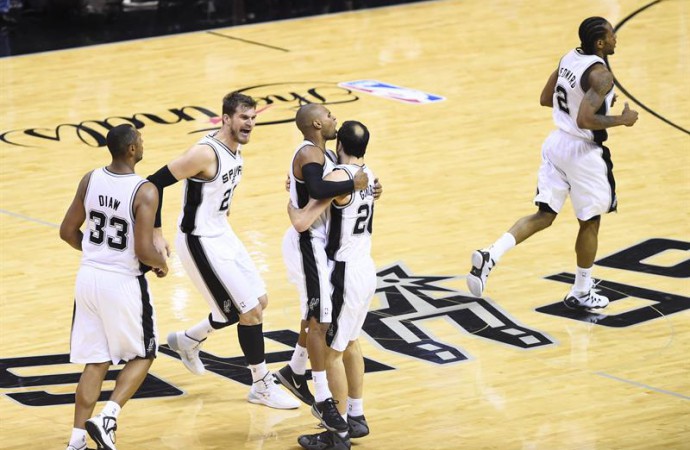 Spurs imponen una marca histórica y los Warriors se acercan a la de los Bulls