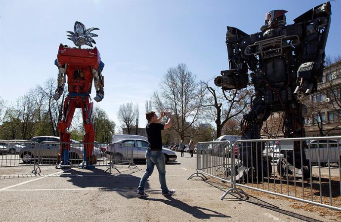 Enormes Transformers de coches-basura reciclados impresionan en Zagreb