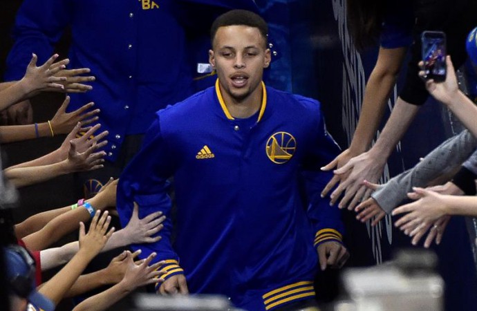 136-111. Curry y los Warriors recuperan la forma y ante los Trail Blazers empatan marca histórica