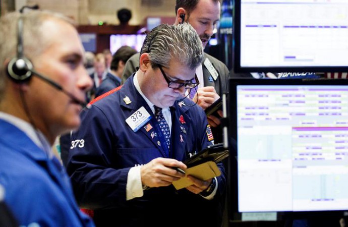 Wall Street sigue sin rumbo y el Dow Jones cede un 0,02 % a media sesión