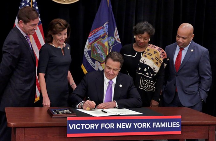 Nueva York aprueba permiso familiar de 12 semanas y 15 dólares salario mínimo