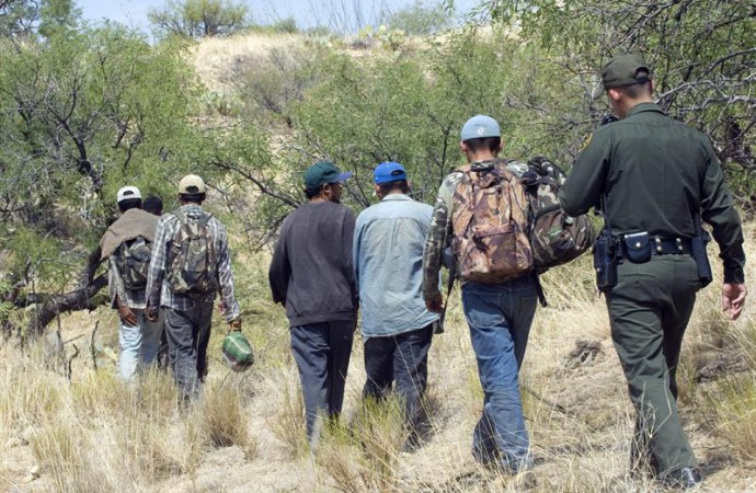 EEUU detiene a 102 indocumentados que cruzaban en balsas desde México
