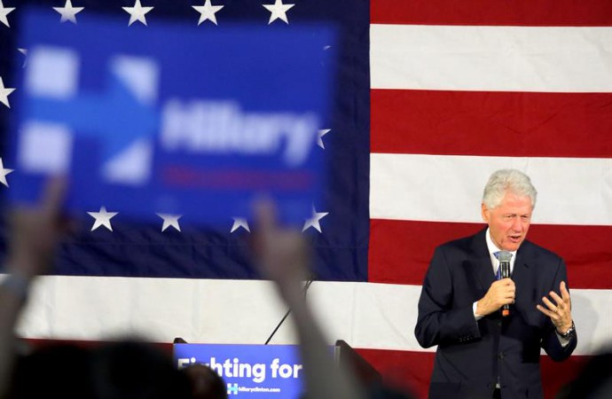 Bill Clinton se enzarza con manifestantes negros durante un mitin de campaña