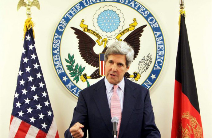Kerry visita Kabul para reunirse con el Gobierno de unidad afgano