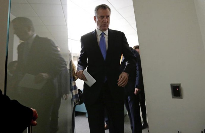 Alcalde de Nueva York devuelve donaciones en medio de escándalo de sobornos