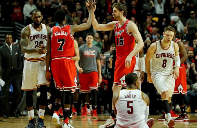 105-102. Butler y Felicio mantienen a Bulls con la esperanza de los playoffs