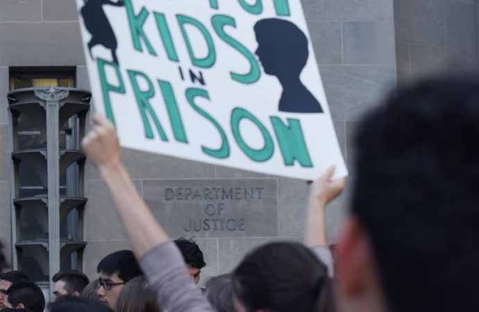Menores centroamericanos siguen recluidos tras rejas en espera de decisión