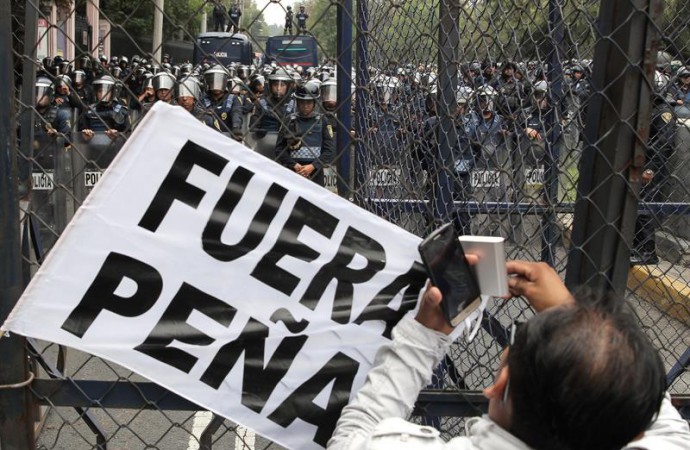 Policías mexicanos se enfrentan a maestros en Oaxaca tras detención de líder
