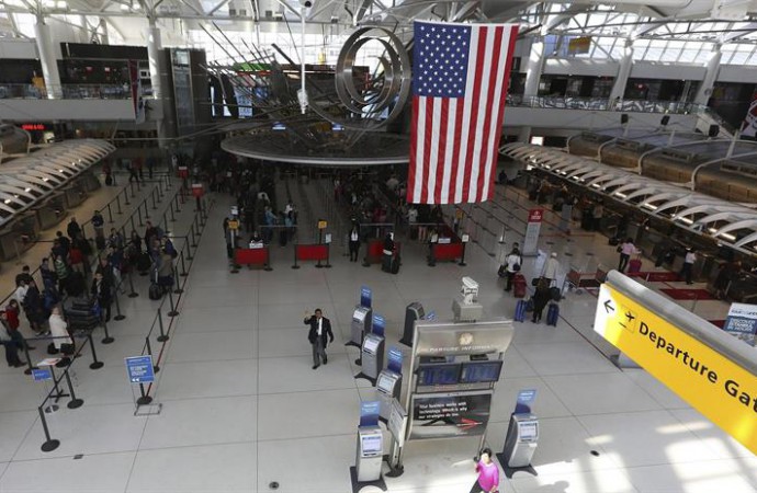 Evacúan una terminal del aeropuerto JFK de Nueva York por una falsa alarma
