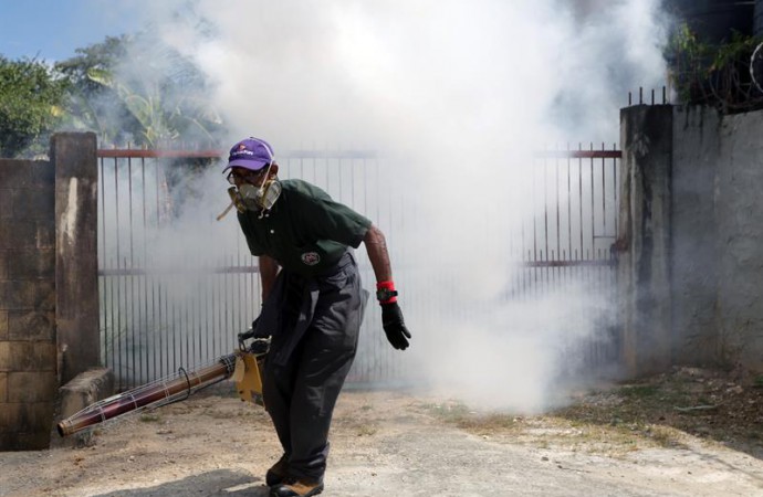 Polémica en Puerto Rico por planes de combatir el zika con fumigación aérea