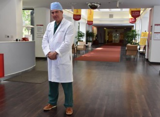 Cirujano venezolano instruye médicos en EE.UU. para operar con robot