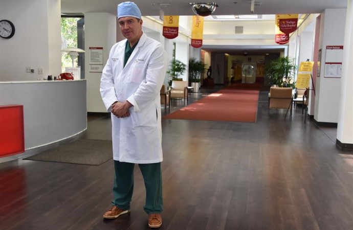 Cirujano venezolano instruye médicos en EE.UU. para operar con robot