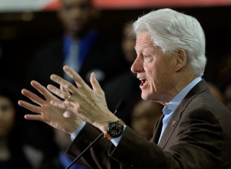 Un encuentro entre Bill Clinton y la fiscal general despierta polémica