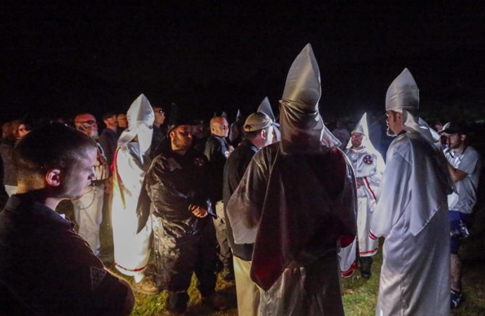 Siete manifestantes reciben cargos por ataque a miembros del Ku Klux Klan