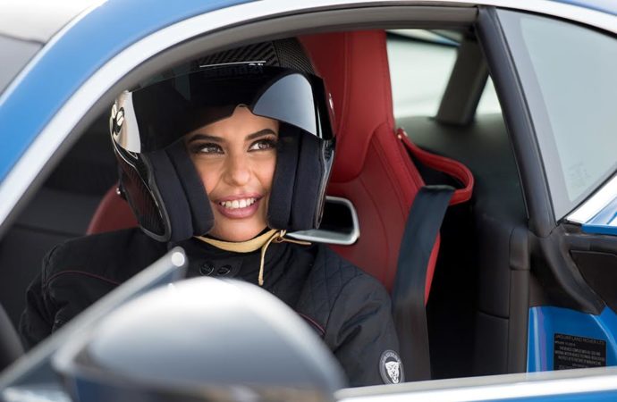 Al fin ! La primera mujer piloto de carreras de Arabia Saudita pudo conducir en su país
