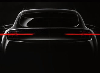 Ford ha develado la primera imagen del futuro vehículo eléctrico inspirado en el Mustang